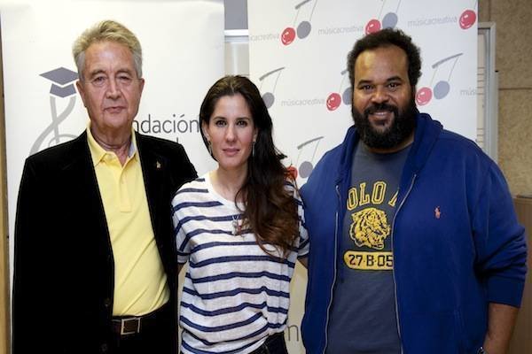 MADRID, SPAIN - MAY 06:  (L-R) V.P Latin GRAMMY Cultural Foundation Manolo Diaz, Diana Navarro and Carlos Jean attend 'El Latin GRAMMY at Schools' at Escuela de Musica Creativa de Madrid on May 6, 2015 in Madrid, Spain. This is an educational program that brings together a group of professionals from various fields of the music industry and brings students of music schools (Photo by Juan Naharro Gimenez/WireImage)
