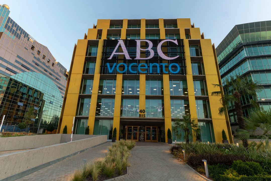 Vista del edificio de Vocento ABC en Josefa Valcarcel 40B con el logo de ABC Vocento en la pantalla
foto Matias Nieto ARCHDC
Madrid 30/07/2020